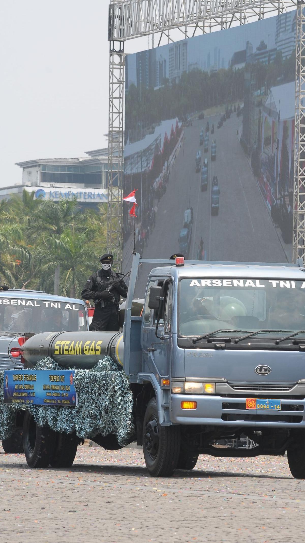 Senjata kapal selam, Torpedo Steam Gas juga terlihat menggetarkan gladi bersih di kawasan Monas.