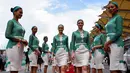 Sejumlah grid girl atau gadis pendamping berjalan sebelum dimulainya Grand Prix Formula 1 Malaysia di Sepang (1/10). Para gadis payung ini terlihat cantik dan seksi dengan busana yang dikenakannnya. (AFP Photo/Manan Vatsyayana)