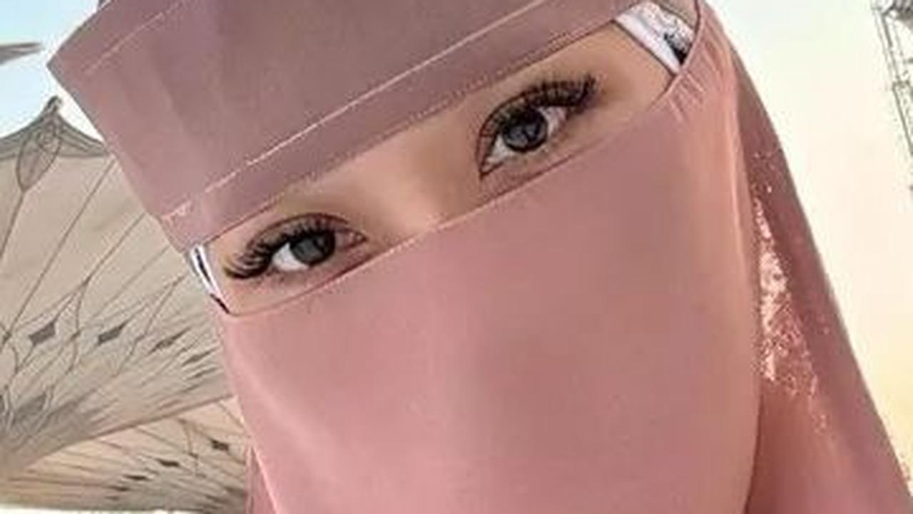 6. Kerap tampil seksi, BCL bikin pangling dan didoakan bisa tampil tertutup ketika unggah fotonya pakai cadar saat di Tanah Suci.