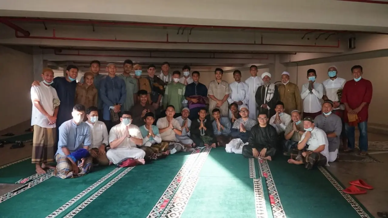 Timnas Indonesia salat Idulfitri di Hotel Fairmont, Jakarta.