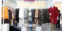 Broken White merayakan kekayaan kain nusantara melalui koleksi busana wanita elegan dan modern di Parade Wastra Nusantara 2025. Sejak berdiri pada 1999, brand ini konsisten menghadirkan karya berkualitas tinggi yang memadukan kearifan tradisi dengan desain kontemporer relevan bagi perempuan masa kini. (foto/dok: fimela.com)