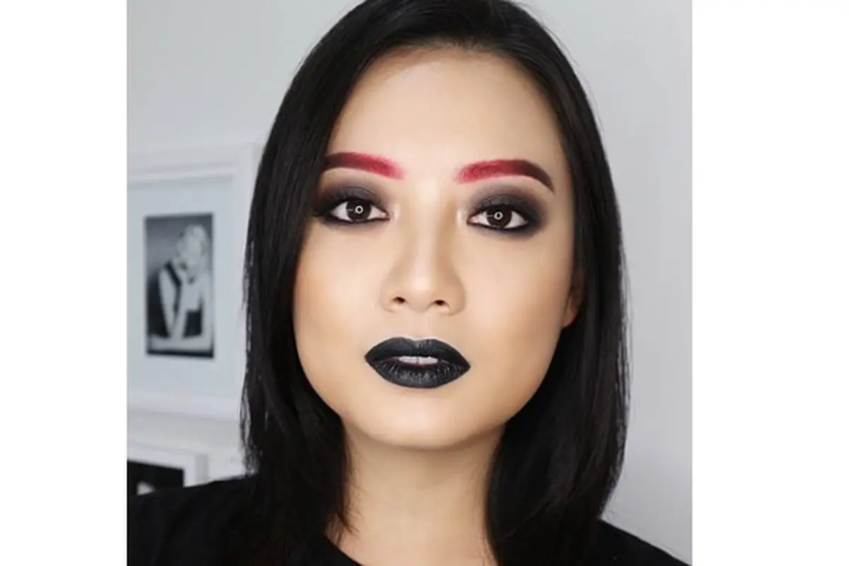 Biasa tampil natural, Leony berani tampil dengan makeup yang berbeda. Kini ia tampil dengan alis yang terang dan dipadukan dengan lipstik gelap.