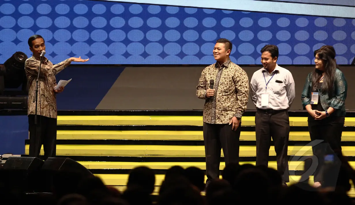 Presiden Joko Widodo berbincang dengan wirausahawan saat peresmian GKN 2015 di Jakarta Convention Centre ( JCC), Jakarta (12/3/2015). GKN 2015 diikuti oleh ratusan wirausaha muda dan ribuan mahasiswa sebagai calon wirausaha. Liputan6.com/Faizal Fanani)