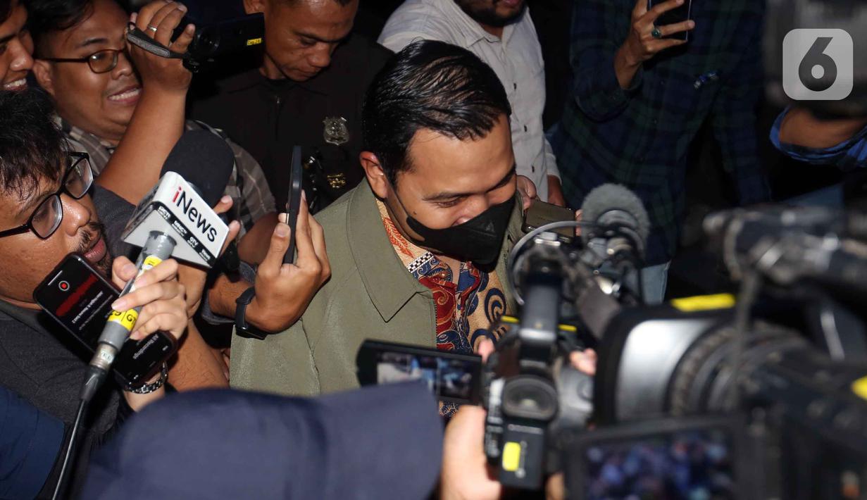 Pelaksana Tugas (Plt) Wali Kota Madiun, F. Bagus Panuntun, berjalan meninggalkan Gedung Merah Putih Komisi Pemberantasan Korupsi (KPK), Jakarta, usai menjalani pemeriksaan, Senin (11/5/2026). (Liputan6.com/Helmi Fithriansyah)