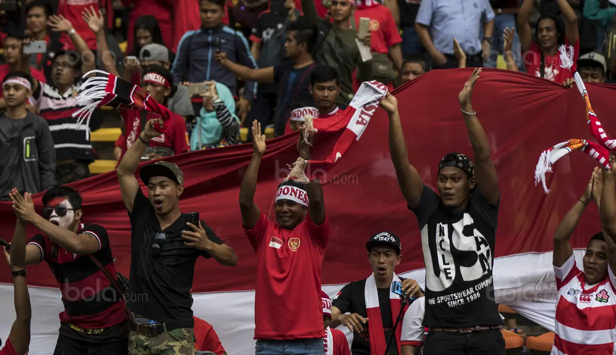 Para suporter menyapa para pemain Timnas Indonesia usai melawan Thailand pada laga SEA Games di Stadion Shah Alam, Selangor, Selasa (15/8/2017). Kedua negara bermain imbang 1-1. (Bola.com/Vitalis Yogi Trisna)