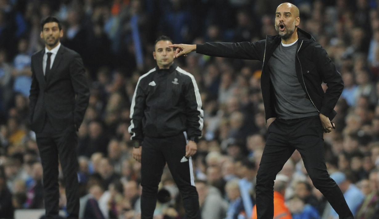 Ekspresi pelatih Manchester City, Pep Guardiola memberikan instruksi kepada pemainnya saat melawan Shakhtar Donetsk pada laga grup F Liga Champions di Etihad stadium, Manchester, (26/9/2017). City menang 2-0. (AP/Rui Vieira)