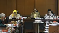 Ketua Komite IV DPD RI Ajiep Pandindang (tengah) didampingi Waki Ketua Komite IV Ayi Hambali (kanan) dan Siska Marleni (kiri) menghadiri Rapat Pleno di ruang Komite, DPD RI, Kompeleks Parlemen, Senayan, Jakarta  Selasa (11/6).