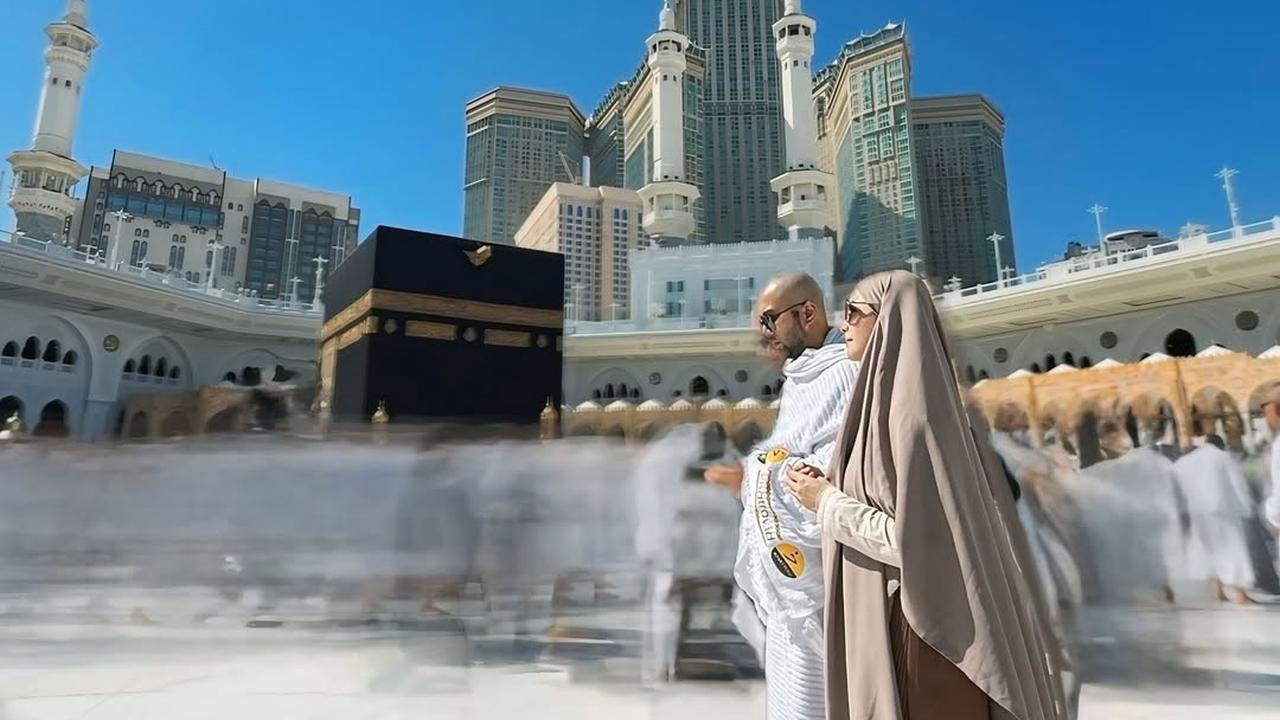 7 Potret Revalina S Temat Umrah Bareng Keluarga, Dua Anak Tampil Kompak dengan Rambut Plontos