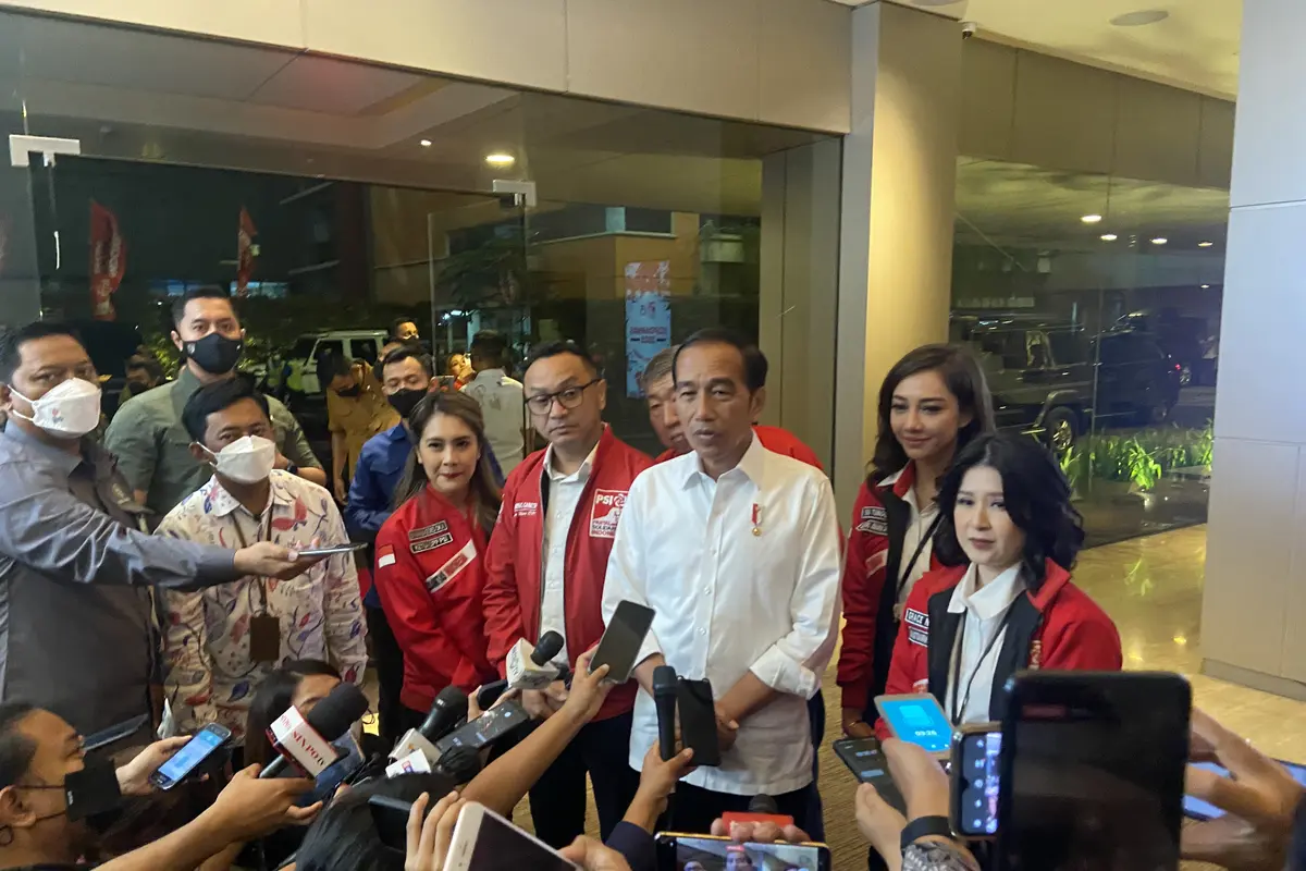 Presiden Joko Widodo (Jokowi) usai menghadiri HUT PSI ke-8 di Jakarta Theater, Jakarta Pusat, Selasa (31/1/2023) (Liputan6.com/Muhammad Radityo Priyasmoro)