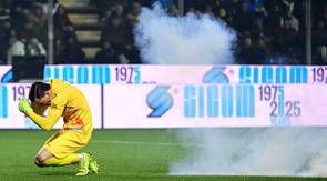 Kiper Timnas Indonesia itu terkena petasan yang dilemparkan dari tribun suporter I Nerazzurri. (AFP/Piero Cruciatti)