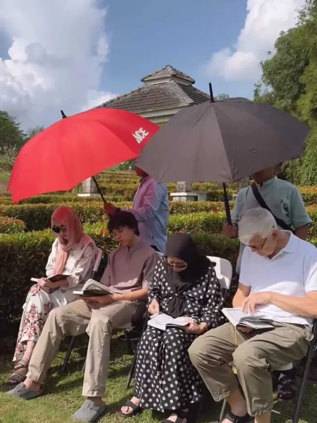 Potret BCL Nyekar ke Makam Bareng Keluarga Mendiang Ashraf/Instagram Bunga Citra Lestari