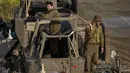 Tentara Israel berdiri di atas artileri di dekat perbatasan dengan Gaza, Rabu (27/3). Pertempuran sengit sempat meletus di wilayah tersebut sebelum akhirnya Hamas menyepakati gencatan senjata yang diinisiasi Mesir, tetapi Israel belum bersikap. (AP Photo/Tsafrir Abayov)