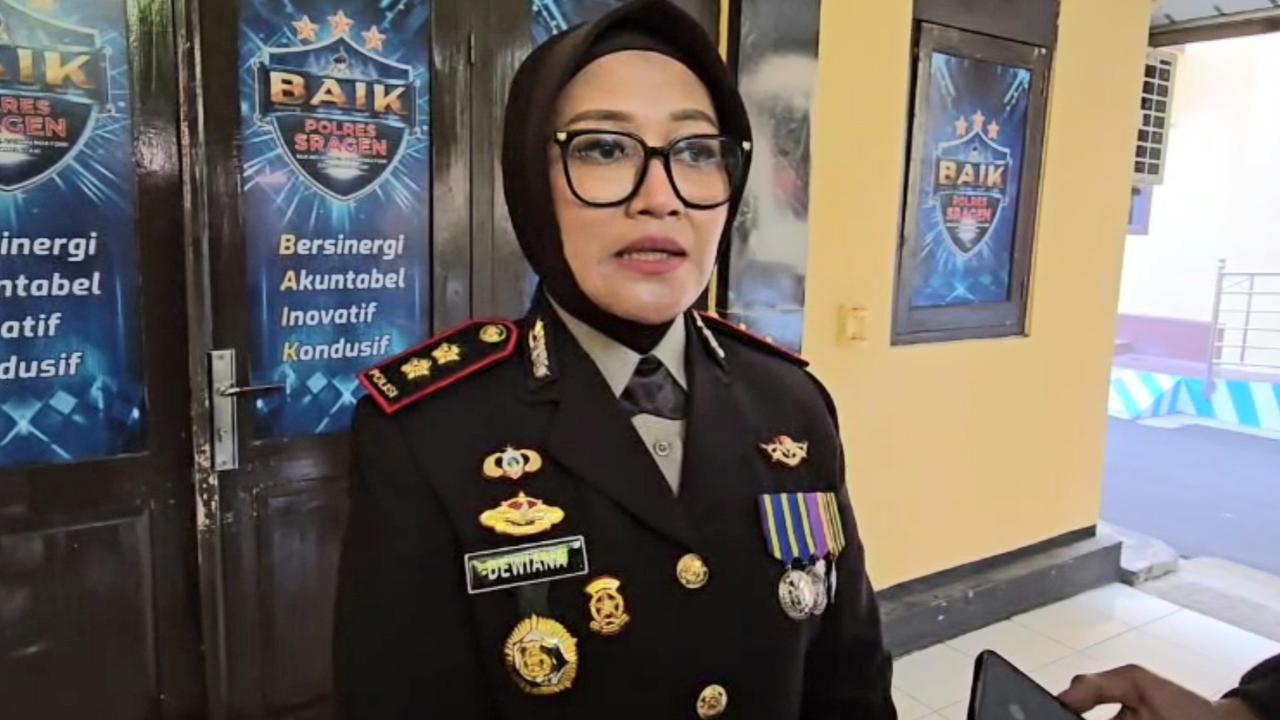 Sambil Live Facebook, Ibu-Ibu Ngamuk Datangi Polres Sragen Siram Bensin ke Polisi