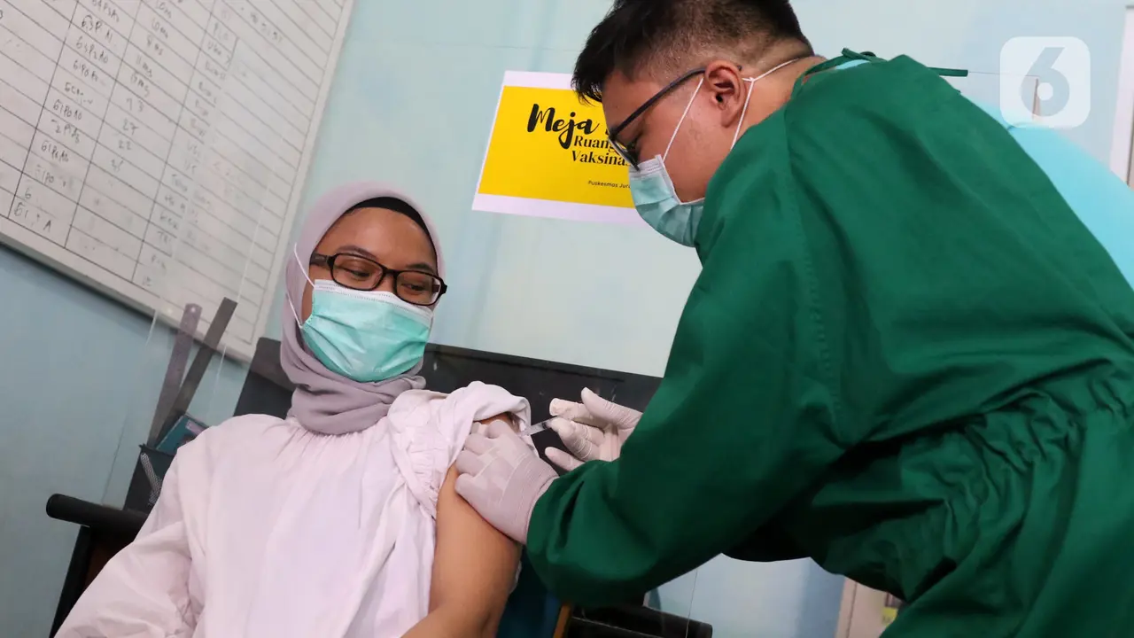 FOTO: Tenaga Kesehatan di Tangerang Selatan Mulai Disuntik Vaksin COVID-19
