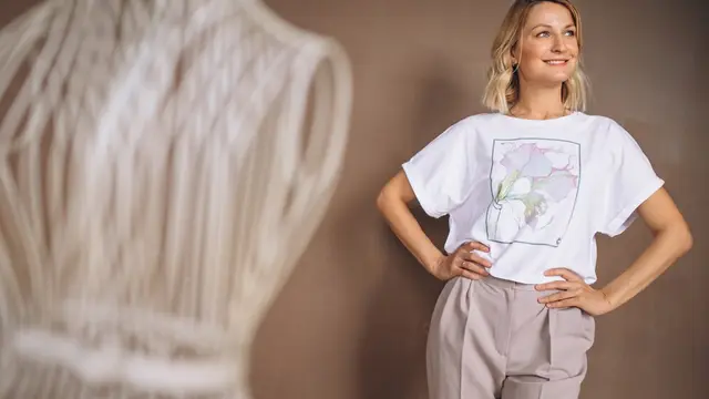 kombinasi kaos bermotif dengan celana highwaist