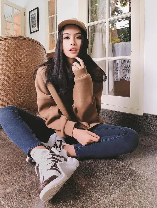 Dengan menggunakan sweater dan skinny jeans, Maudy terlihat memesona dan elegan. (Instagram:Maudyayunda)