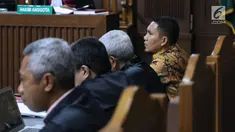 Bupati nonaktif Bener Meriah, Ahmadi (kanan) saat menjalani sidang lanjutan dugaan suap alokasi dan anggaran Dana Otonomi Khusus Aceh di Pengadilan Tipikor, Jakarta, Senin (15/10). Sidang mendengar keterangan saksi. (Liputan6.com/Helmi Fithriansyah)