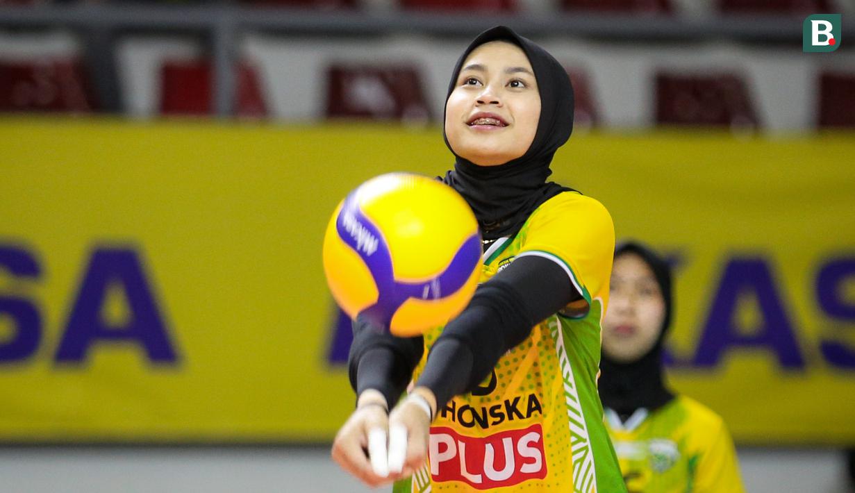 Berbalut hijab, pesona kecantikannya tak pernah habis dipuji penggemarnya. Tak ayal, penampilan Hany selalu dinanti di PLN Mobile Proliga 2022. (Bola.com/Bagaskara Lazuardi)