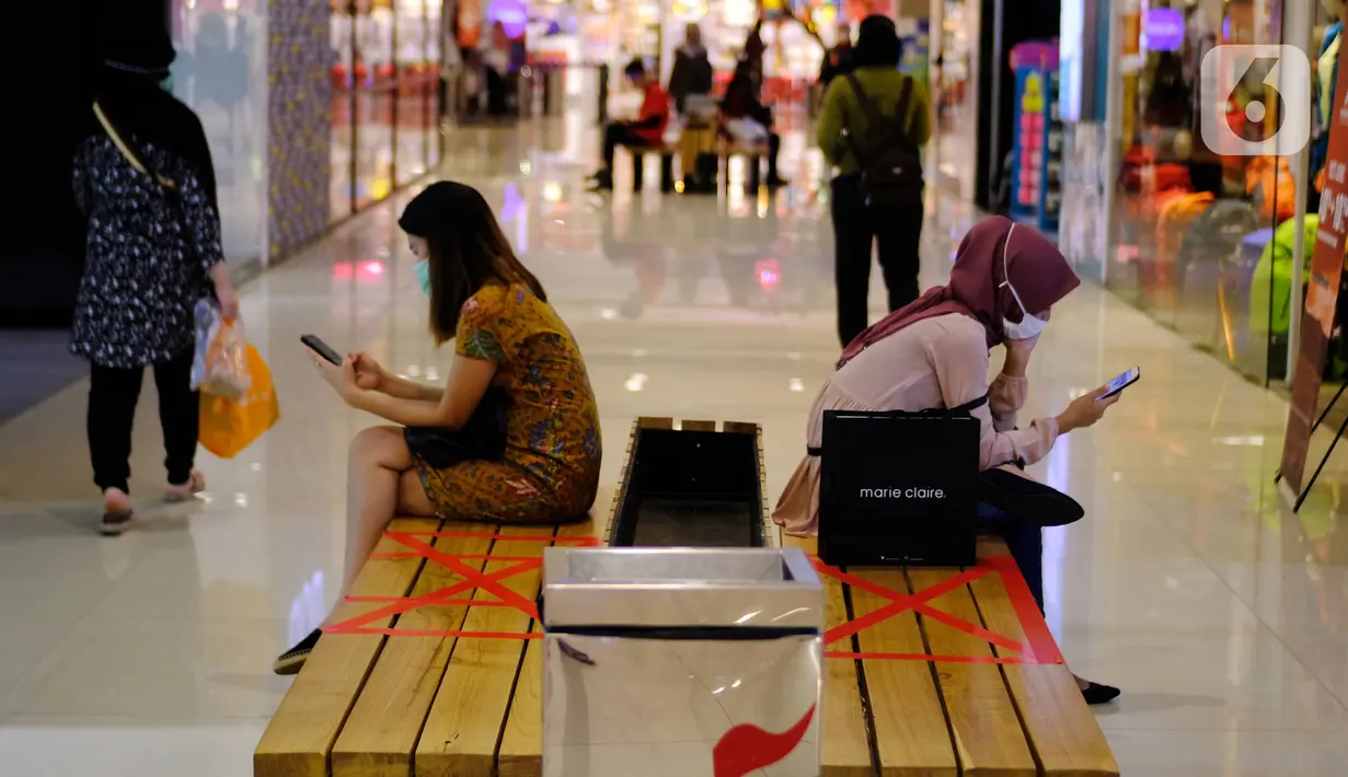 Pengunjung bermain ponsel di Mal Tangerang City di Kota Tangerang, Banten, Selasa (23/6/2020). Sejumlah mal di Tangerang telah dibuka kembali dengan menerapkan protokol kesehatan dalam melayani masyarakat selama status Pembatasan Sosial Berskala Besar (PSBB). (Liputan6.com/Angga Yuniar)