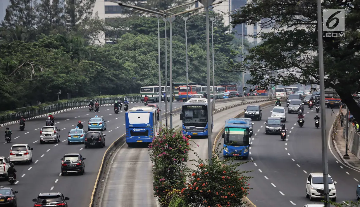 Bus Transjakarta melintas di kawasan Sudirman, Jakarta, Rabu (11/7). Pemprov DKI menyiapkan 1.500 bus Transjakarta untuk mendukung mobilitas warga, atlet, offisial, hingga jurnalis peliput pertandingan Asian Games di Jakarta. (Liputan6.com/Faizal Fanani)