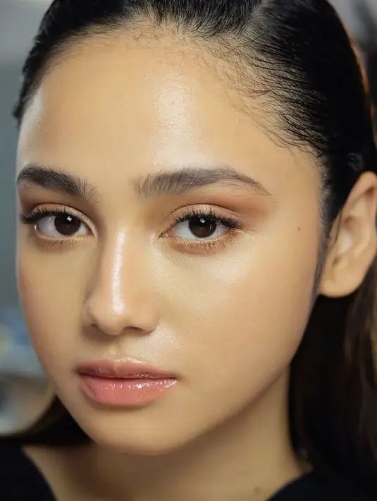 Syifa Hadju dengan makeup natural glowing. Tak banyak mengenakan nuansa warna, kulit Syifa Hadju terlihat sehat, cantik natural, dan bersinar. [Foto: Instagram/ryanogilvy]