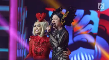 Penyanyi Julia Perez saat berduet dengan Dewi Perssik di atas panggung Infotainment Awards 2017 Selasa (24/1). Jupe menghembuskan napas terakhir di Rumah Sakit Cipto Mangunkusumo (RSCM), pada Sabtu 10 Juni 2017. (Liputan6.com/Herman Zakharia)