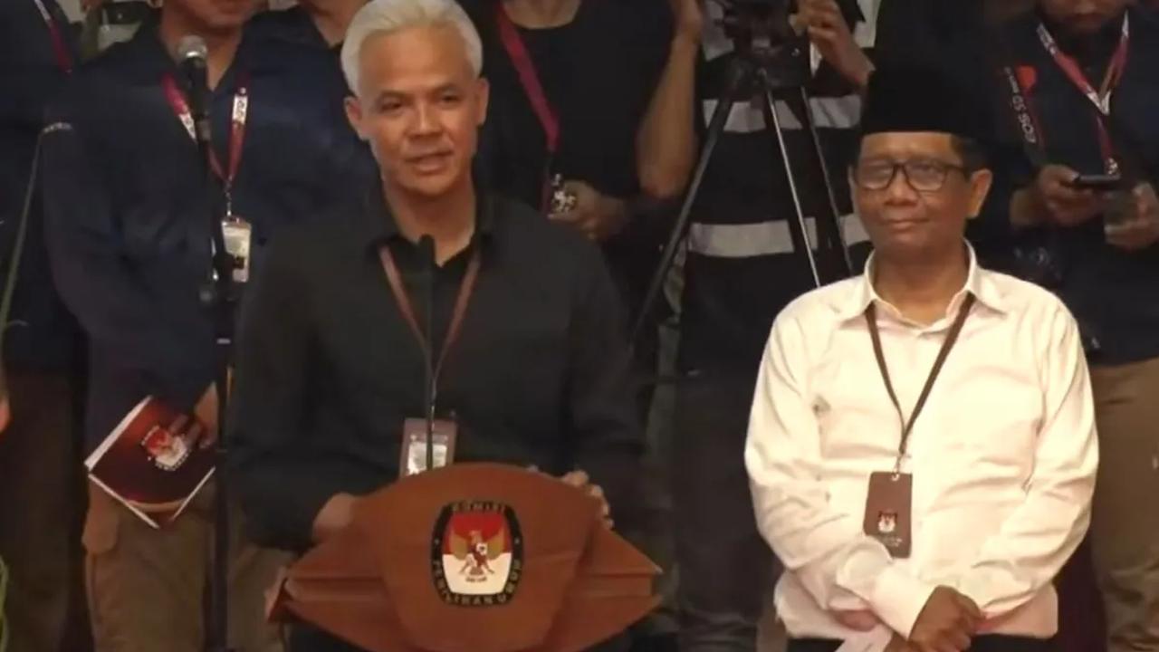 Namun, dia meminta seluruh pihak untuk tenang menghadapi segala drama. Sebab, demokrasi terkadang berjalan mulus namun tak kala berliku-liku.&nbsp;