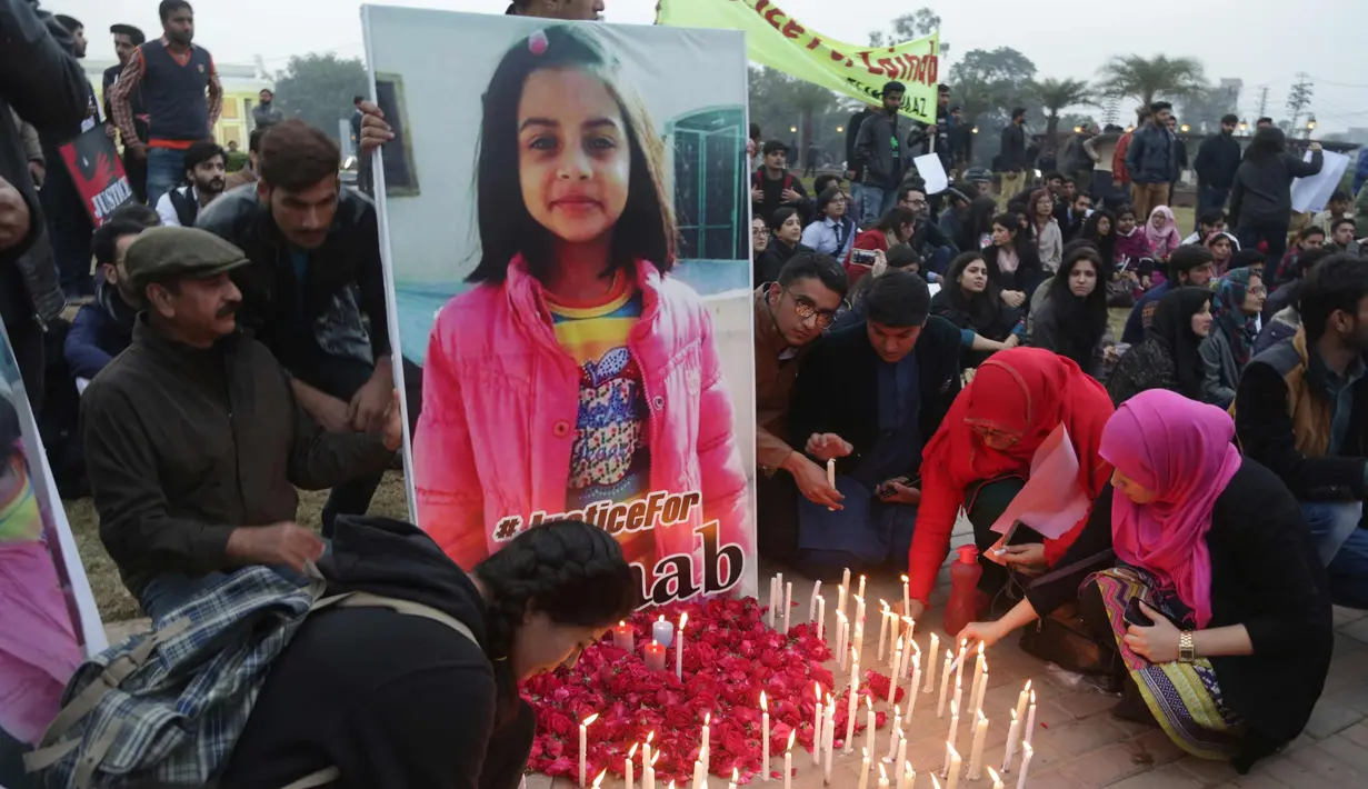 Warga Pakistan menyalakan lilin selama demonstrasi untuk mengutuk pemerkosaan dan pembunuhan Zainab Ansari, seorang gadis berusia 8 tahun, pekan lalu di kota Kasur di Lahore, Pakistan (11/1). (AP Photo / K.M. Chaudary)