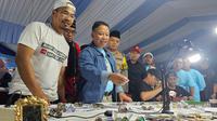 Wali Kota Depok, Supian Suri saat melihat koleksi batu akik milik para kolektor pada kontes batu akik Nusantara di lapangan DOS Balai Kota Depok. (Liputan6.com/Dicky Agung Prihanto)