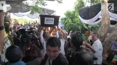 Jenazah Jannatun Cintya Dewi, salah satu korban jatuhnya pesawat Lion Air JT 610 yang berhasil diidentifikasi asal Sidoarjo Jawa Timur, tiba dirumah duka disambut isak tangis kerabat dan tetangga kamis pagi (01/11). Jenazah disemayamkan sementara dir...