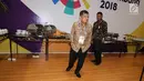 Wakil Presiden, Jusuf Kalla saat melihat makanan prasmanan untuk jurnalis di Main Press Center (MPC) atau Media Center Asian Games di JCC, Jakarta, Selasa (14/8). (Liputan6.com/Fery Pradolo)