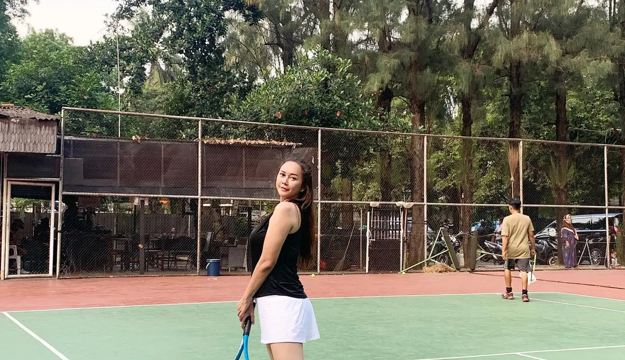 Dan potret yang terakhir ada Aura Kasih yang memilih tenis lapangan sebagai salah satu olahraga yang ia tekuni. Penyanyi, model, hingga pemain film ini beberapa kali menunjukkan potret dirinya yang rutin melakukan olahraga tenis lapangan. Aura Kasih juga terlihat memukau dengan balutan pakaian olahraga satu ini.(instagram.com/aurakasih)