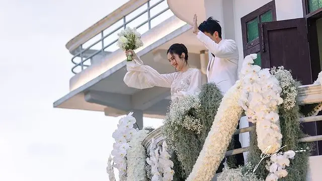 6 Momen Mesra Nong Poy Pakai Baju Senada dengan Suami, Transgender Cantik Thailand