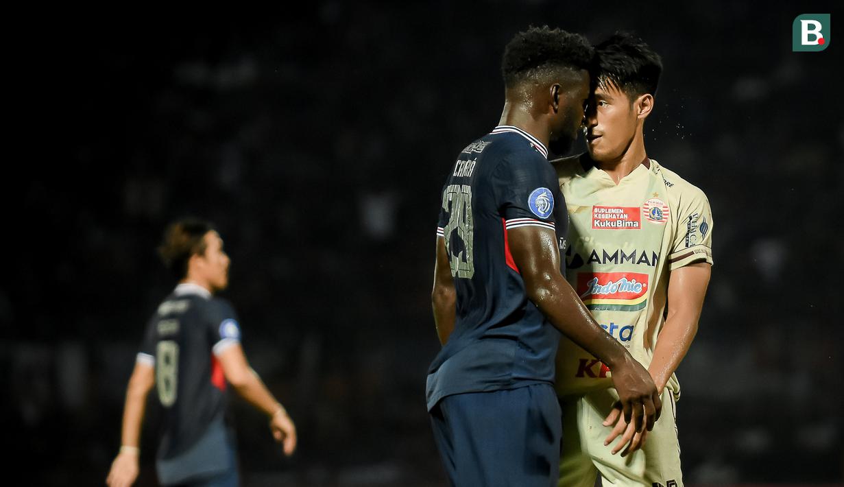 Bukan hanya kartu kuning, Hanif Sjahbandi kedapatan adu argumen dengan penyerang Arema FC, Abel Camara saat pertandingan berlangsung. (Bola.com/Iwan Setiawan)