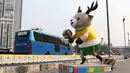 Bus Transjakarta melintas di samping patung maskot Asian Games 2018 yang menghiasi Jalan Sudirman, Jakarta, Rabu (8/8). Pemasangan maskot tersebut untuk menyemarakan Asian Games 2018 yang akan dibuka 18 Agustus 2018. (Liputan6.com/Immanuel Antonius)