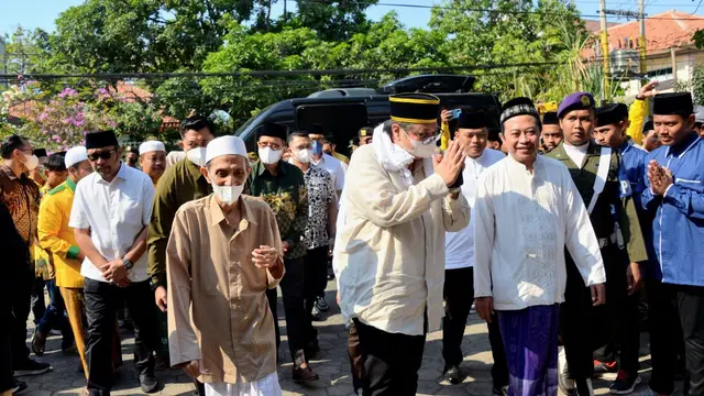 Menteri Koordinator Perekonomian Airlangga Hartarto mengunjungi Ponpes Nurul Jadid dan Ponpes Zainul Hasan Genggong di Kabupaten Probolinggo. (Dok ekon.go.id)