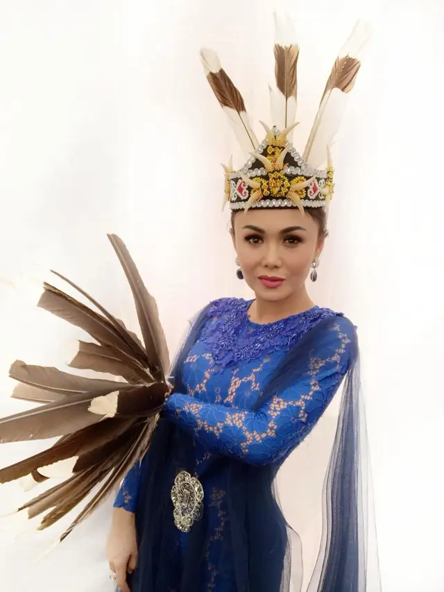 6 Pesona Yuni Shara Tampil dengan Berbagai Busana Adat Ini Selalu Memesona