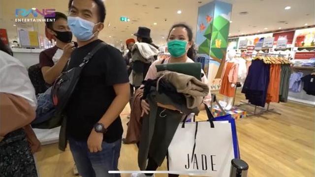 Nagita Slavina memiliki kebiasaan memanjakan karyawan dan orang-orang yang bekerja dengannya di rumah. (YouTube/ RansEntertainment)