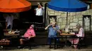 Pengunjung dan pekerja restoran di sepanjang Riverwalk menggunakan kacamata khusus untuk mengawasi pergerakan bulan di depan matahari saat terjadi Gerhana Matahari Cincin Api dari San Antonio, Texas, Amerika Serikat, Sabtu (14/10/2023). Sejumlah daerah tempat menyaksikan langsung Gerhana Matahari Cincin Api yakni Amerika Utara, Amerika Tengah, dan sebagian besar Amerika Selatan. (AP Photo/Eric Gay)