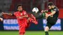 Gelandang Wolfsburg, Renato Steffen, berebut bola dengan bek Bayer Leverkusen, Wendell, pada laga pekan ke-28 Bundesliga di Stadion Bay Arena, Selasa (26/5/2020) waktu setempat. Wolfsburg menang 4-1 atas Bayer Leverkusen. (AFP/Marius Becker/POOL)