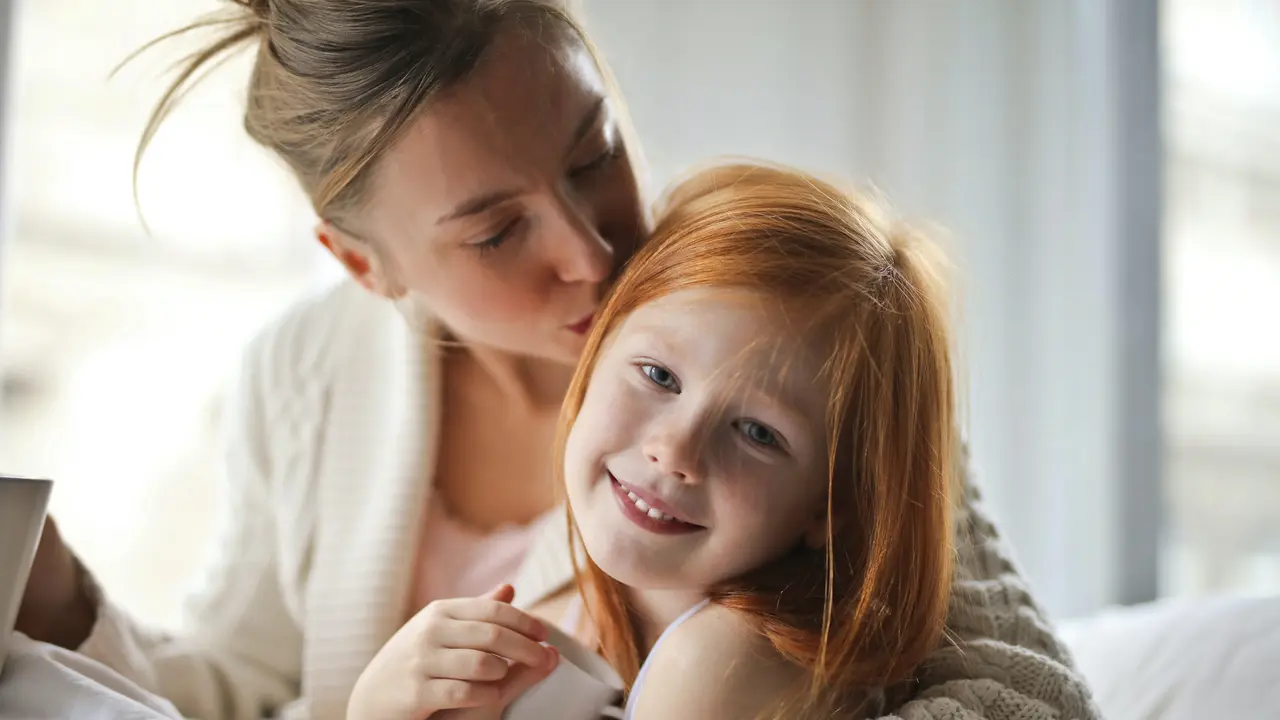 Ibu dan anak bahagia di tengah pandemi/Shutterstock