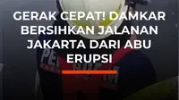 Petugas Gulkarmat Jakarta Utara menyemprot sejumlah jalan protokol untuk mengurangi dampak abu vulkanik Gunung Anak Krakatau. Warga juga diimbau menggunakan masker dan kacamata saat beraktivitas di luar rumah.