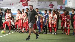 Legenda Liverpool Vladimir Smicer saat sharing and learning kepada anak-anak U-12 di Grand Futsal, Jakarta, Jumat (8/2). Kegiatan ini untuk mengampanyekan olahraga sebagai gaya hidup sehat. (Liputan6.com/Fery Pradolo)