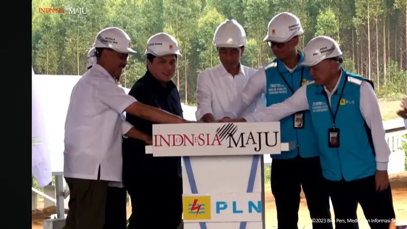 Presiden Joko Widodo (Jokowi) secara resmi memulai proses ground breaking pembangkit listrik tenaga surya (PLTS) di Ibu Kota Nusantara atau IKN.