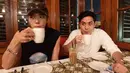 Sebelum mengisi acara CXO Media Live on Stage Taeyong NCT menikmati momen kuliner di Jakarta. Setelah diajak makan nasi padang oleh Jerome Polin, Taeyong juga diajak nongkrong dan minum kopi di kawasan Kota Tua, Jakarta. [Youtube/Nihongo Mantappu]