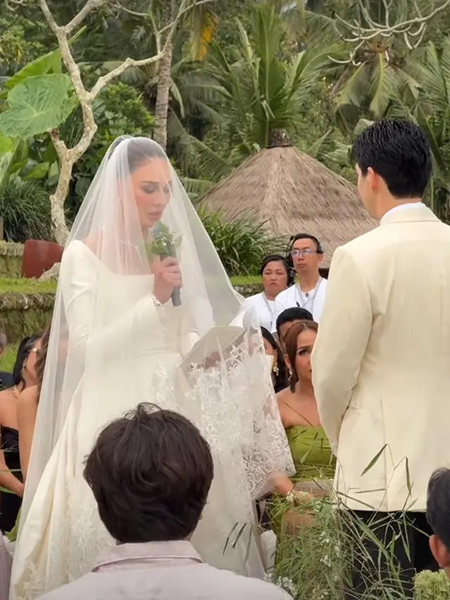Ucap Sumpah Pernikahan, Luna Maya Tampil Cantik Bak Princess dengan Gaun Pengantin Klasik
