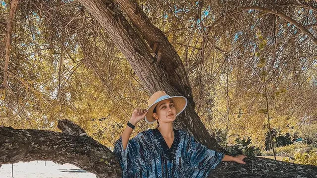 11 Inspirasi Outfit dengan Sandal ala Luna Maya, Cocok Ditiru untuk Liburan