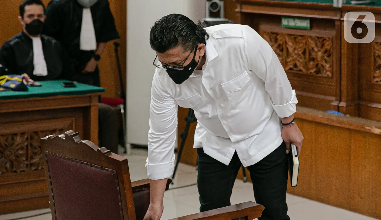Terdakwa kasus pembunuhan berencana terhadap Yosua Hutabarat atau Brigadir J, Ferdy Sambo bersiap menjalani sidang putusan di PN Jakarta Selatan, Senin (13/2/2023).  Pembacaan putusan kasus pembunuhan berencana Brigadir Nofriansyah Yoshua Hutabarat alias Brigadir J ini akan disampaikan oleh Ketua Majelis Hakim Wahyu Iman Santoso. (Liputan6.com/Faizal Fanani)