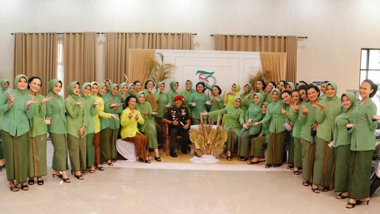 Juliana dan ibu-ibu Persit