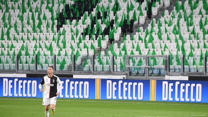 Bangku-bangku penonton di Stadion Alianz Arena, kosong saat Juventus menang 2-0 atas Inter Milan, Senin (9/3/2020) dini hari WIB. (Vincenzo PINTO / AFP)